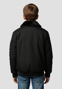 Sort bomberjakke med kunstpelskrave, ribstrikkede manchetter og linning. Letvægtsstof og glat tekstur. Set bagfra; ingen synlige lommer.