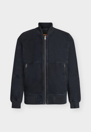 Μαύρο bomber μπουφάν με ribbed γιακά, μανσέτες και κάτω μέρος, κλείσιμο με φερμουάρ μπροστά και δύο πλαϊνές τσέπες με φερμουάρ.
