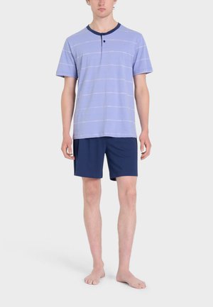 Camicia corta a maniche con righe bianche orizzontali di colore lilla chiaro e colletto blu navy; abbinata a pantaloni corti blu navy. Vestibilità casual e comoda.