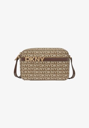 Bolso bandolera marrón de DKNY con un patrón repetido de logotipo, herrajes dorados y una superficie de tela texturizada con una correa desmontable.