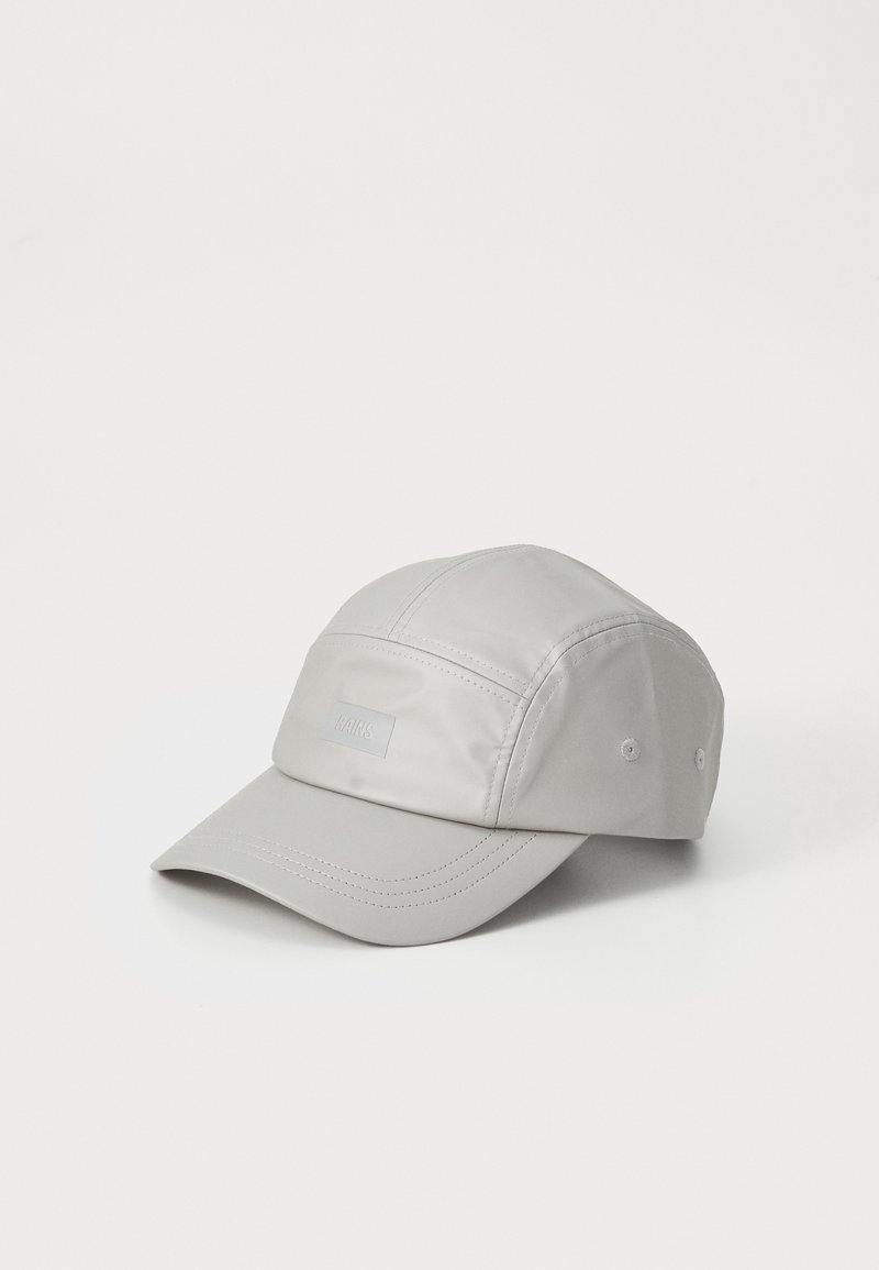 Casquette cinq panneaux imperméable gris clair avec une visière incurvée et un logo discret sur le panneau avant.