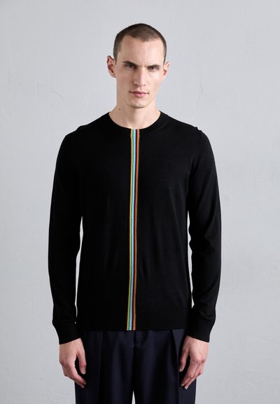 Schwarzer Strickpullover mit einem vertikalen Streifen in lebhaften Farben. Lange Ärmel und runder Ausschnitt. Weiche Textur, figurnahes Design.