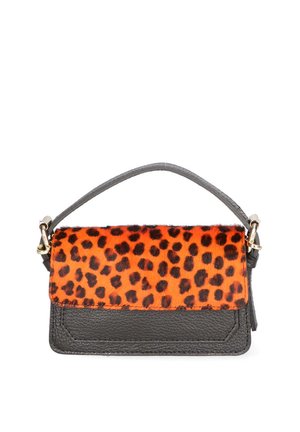 Kleine rechteckige Handtasche mit schwarzer, strukturierten Lederbasis und orangefarbenem Leopardenmuster auf der Klappe, ausgestattet mit einem kurzen grauen Griff und goldfarbenen Beschlägen.