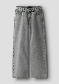 Lysegrå vide jeans med høy midje, knappelukking, beltestropper og femlommersdesign lagt flatt på en lys bakgrunn.