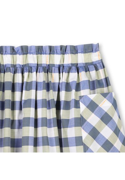 Tissu à carreaux vichy avec des carrés verts, bleu marine et blancs. Comprend une taille froncée et une poche latérale avec un détail de logo.