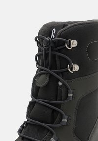 Botas negras impermeables con tejido texturizado, ojales de metal, cordones elásticos y un acolchado en el collar para soporte alrededor del tobillo.