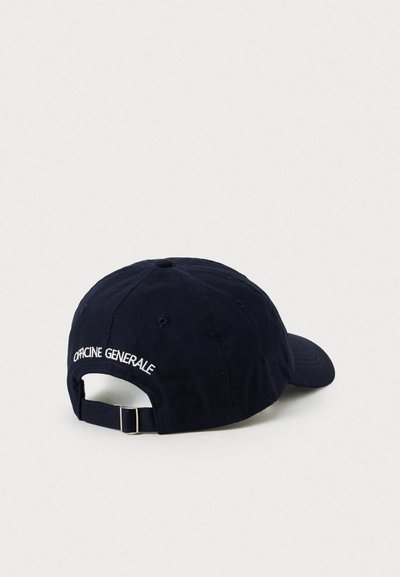 Sötétkék baseball sapka állítható pánttal és fehér "OFFICINE GENERALE" hímzéssel a hátoldalán, egyszínű világos háttér előtt.