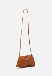 Braune Lederhandtasche mit einem weichen, gerafften Design, ausgestattet mit einem langen, schlanken Riemen und glatter Textur, ideal für den Freizeitgebrauch.