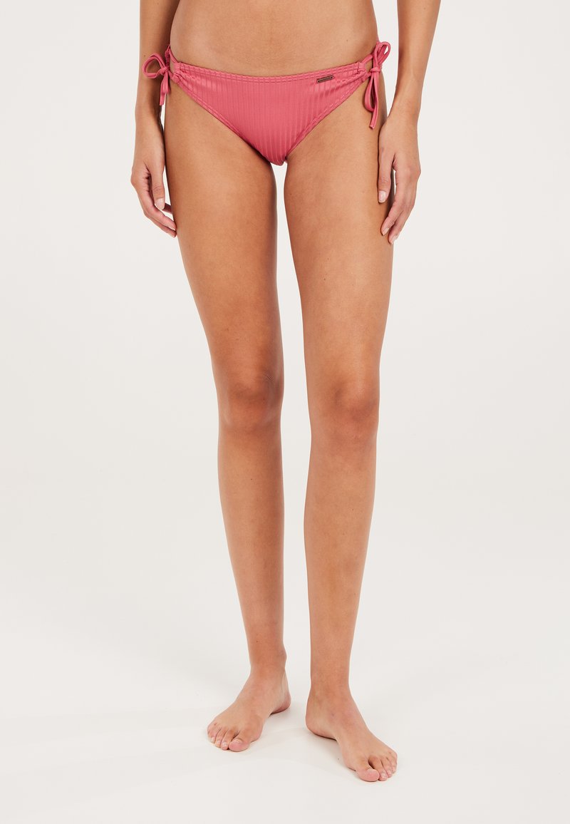 Rožinės ribotos bikini kelnaitės su reguliuojamais šonais. Minkšta tekstūra ir žemas, patogus dizainas, tinkantis vasaros dėvėjimui. Be papildomų raštų.