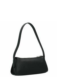 Bolso de mano de cuero negro con forma curva, correa única y cierre de cremallera. Textura suave con hardware mínimo y líneas limpias.