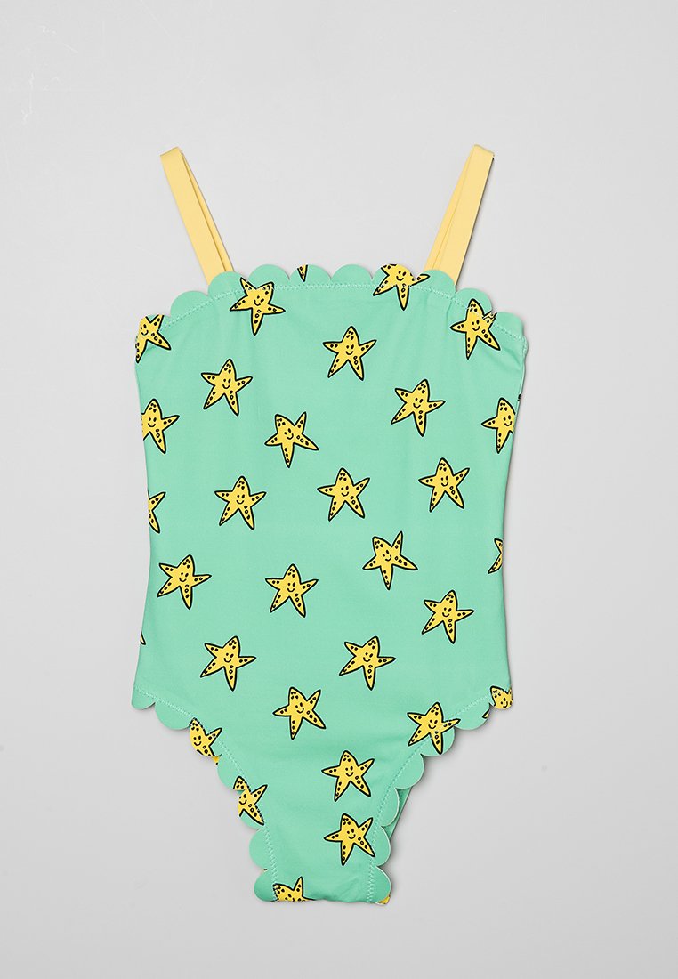 Jednoczęściowy strój kąpielowy w miętowym kolorze z nadrukiem żółtych rozgwiazd. Posiada falbaniaste wykończenia i cienkie żółte ramiączka. Miękka tekstura tkaniny.