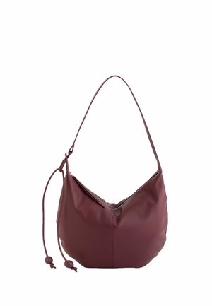 Bolso de hombro de cuero burdeos suave con asa superior curva y extremos decorativos de cordón en los laterales.