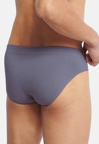 Grijze herenonderbroeken met een gladde textuur, een middelgrote tailleband en een strakke pasvorm, ontworpen voor comfort en functionaliteit. Geen patronen of accenten.