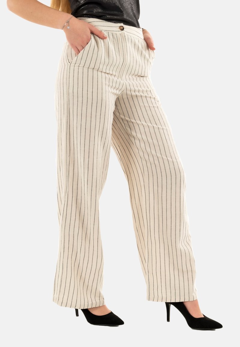Pantaloni larghi beige chiaro con strisce verticali nere, caratterizzati da una vita alta, tasche frontali e chiusura con bottone.