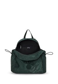 Zaino in tessuto verde scintillante con parte superiore arricciata, dotato di una tasca interna con cerniera e un accentuato logo. L'interno è nero.