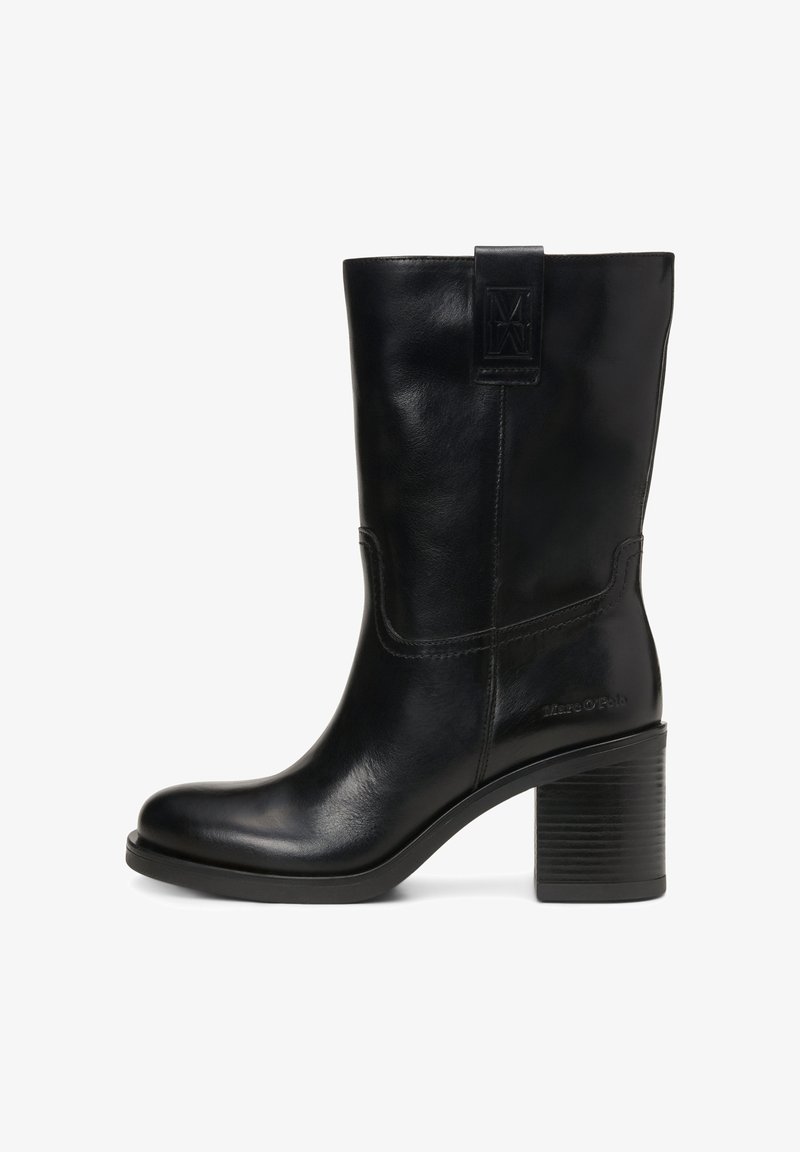 Botte en cuir noir mi-mollet à bout arrondi, talon bloc empilé, languette latérale avec détail embossé et embossage subtil de la marque près du talon.