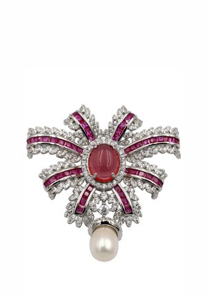 Brosche mit floralen Design, das einen zentralen roten Stein, rosa Akzente und weiße Diamanten zeigt. Metall in Silberoptik mit einer Perlenanhängung.