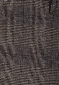 Kariertes Gewebe in verschiedenen Braun- und Grautönen, mit einem strukturierten, gewebten Muster, das durch sich kreuzende Linien Tiefe erzeugt.