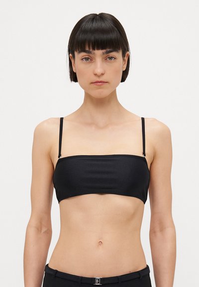 Schwarzes Bandeau-Top mit dünnen, verstellbaren Trägern, aus glattem Stoff gefertigt. Gerader Schnitt ohne Polsterung oder Verzierungen.