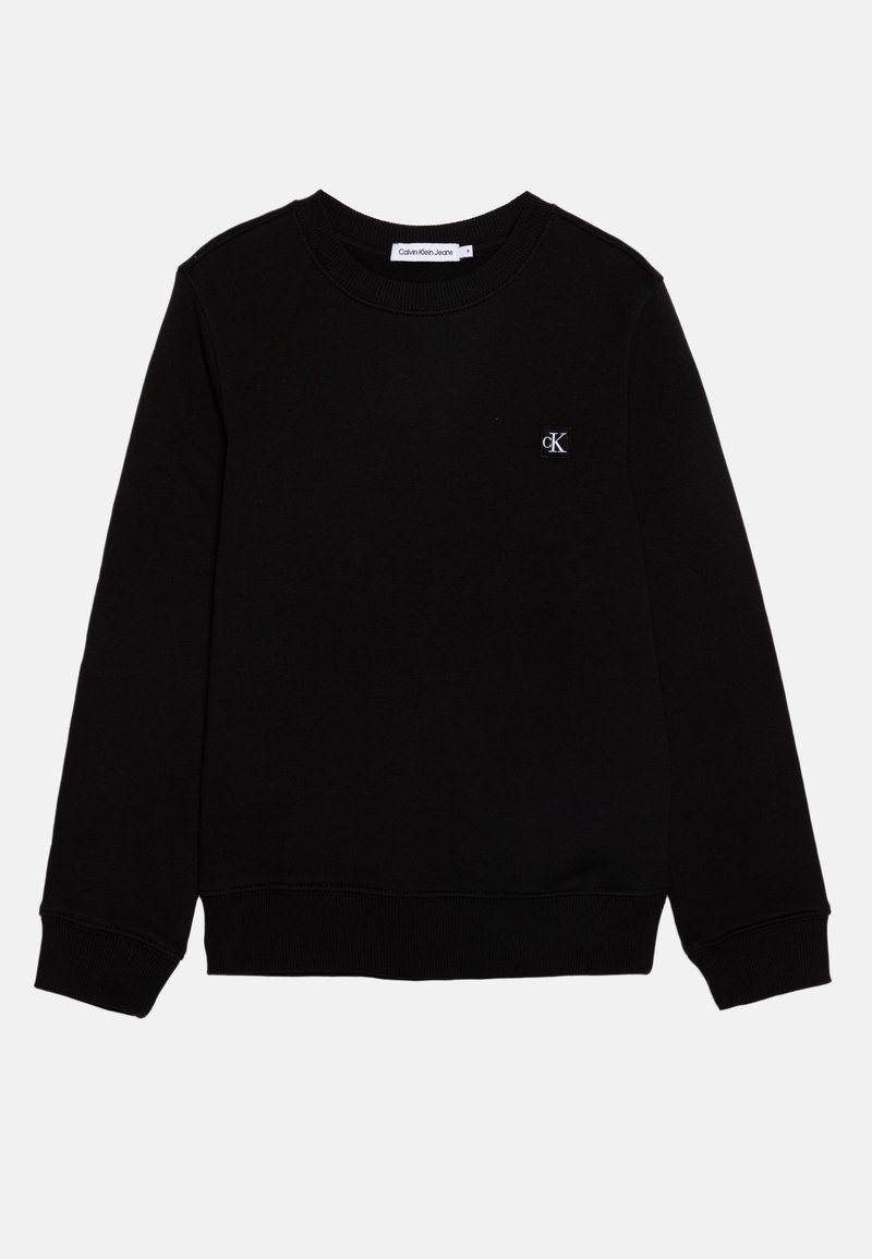 Schwarzer Hoodie aus Baumwolle mit rundem Ausschnitt, gerippten Bündchen und Saum sowie einem kleinen weißen Logo auf der linken Brustseite.