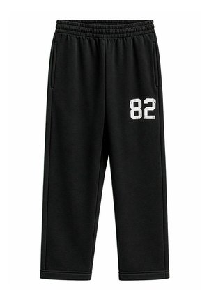 Pantalones deportivos negros con cintura elástica, bolsillos laterales y número blanco 82 impreso en la parte superior del muslo izquierdo.
