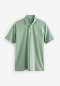 Polo de color verde claro, hecho de algodón. Presenta un cuello tipo polo, tapeta con dos botones y un logo bordado en el lado izquierdo del pecho.