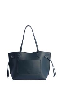 Bolso tote de cuero negro con dos asas largas, bolsillo frontal y correas laterales ajustables con acentos metálicos.