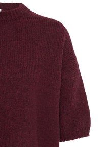 Pull en laine rouge foncé à manches courtes avec un col rond côtelé sur fond blanc.