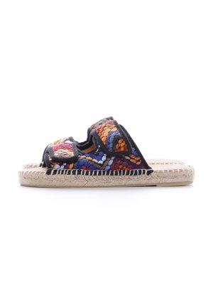 Sandalia de esparto negra en forma de deslizador, con parte superior de textil trenzado multicolor, dos correas ajustables y suela de yute trenzado.