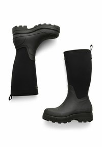 Mustat vedenkestävät saappaat, joissa on sileä kumipohja, kuvioitu pito pohja ja korkea neopreenivarsi. Varustettu vetoketjulla, joka helpottaa pukemista.