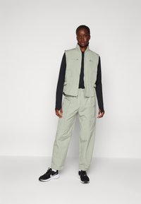 Nike Performance TRAIL REPEL VEST - Colete - jade horizon/bicoastal