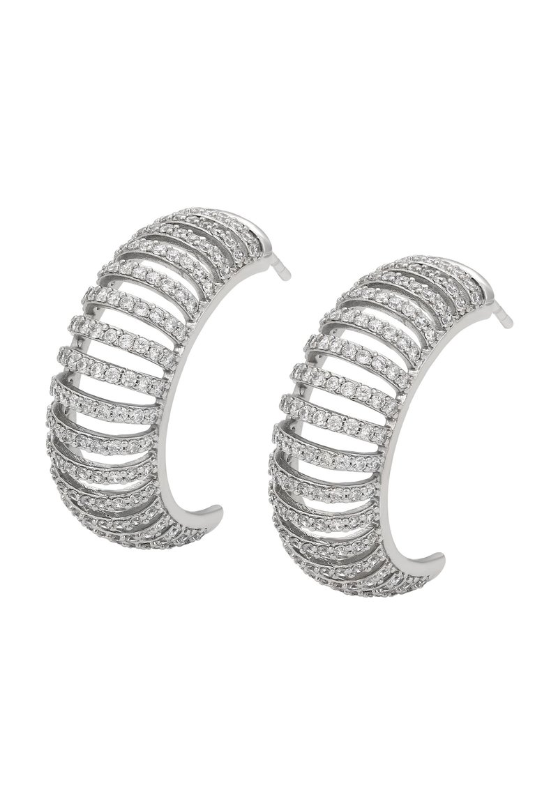 Orecchini a cerchio argento con motivi verticali intagliati e righe di piccole gemme trasparenti, creando un aspetto elegante e textured.