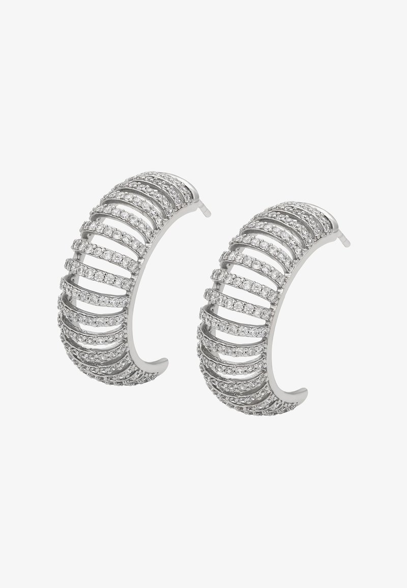 Orecchini a cerchio argento con motivi verticali intagliati e righe di piccole gemme trasparenti, creando un aspetto elegante e textured.
