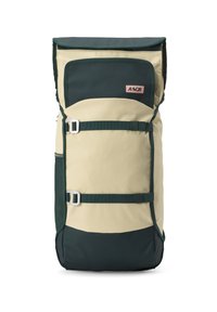 Twee-kleurige roll-top rugzak in beige en donkergroen met slipsluitingen aan de voorkant en een klein rechthoekig logo op de bovenste voorzak.