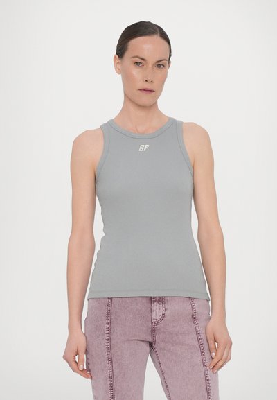 Grauer, gerippter Tanktop mit rundem Ausschnitt und kleinem weißen Logo auf der Vorderseite; taillierter Schnitt, ohne Ärmel, glatte Textur.