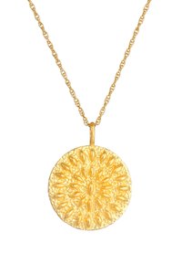 Collana con pendente d'oro dal design circolare texturizzato, caratterizzato da motivi a foglia in rilievo, appesa a una delicata catena.