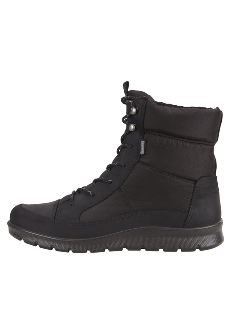 Botas negras hasta el tobillo con un upper de nailon texturizado, cuello acolchado, cierre de cordones en la parte delantera y suela de goma con un diseño de tracción.