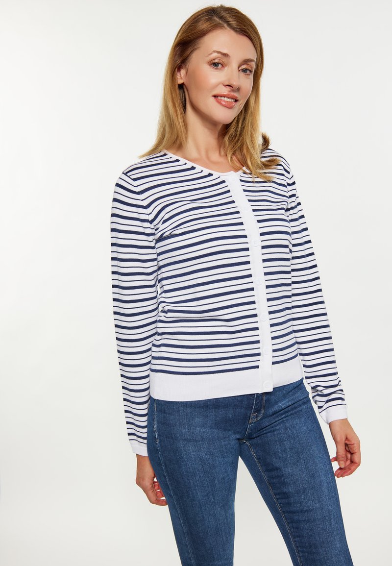 Pulover breton navy și alb cu guler rotund, închidere cu nasturi și mâneci lungi; realizat dintr-un material tricotat ușor.