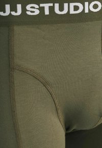 Boxers pour hommes de couleur vert olive en mélange de coton doux, avec une large ceinture élastique portant le logo "JJ STUDIO" et des détails de coutures plates.