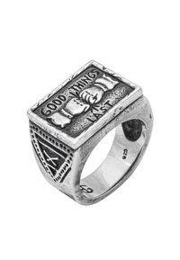 Anello rettangolare in argento con superficie texturizzata, caratterizzato da mani incise e dalla frase "Le cose belle durano." Dettagli intricati sulla fascia.