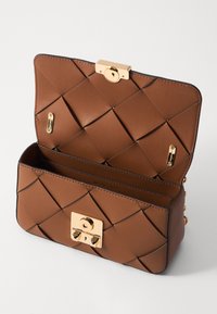 Borsa a tracolla in pelle marrone trapuntata con hardware dorato, dotata di chiusura a scatto e due scomparti interni. Texture liscia e design strutturato.