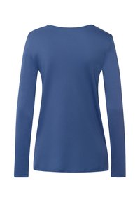 Blusa de manga larga azul con cuello redondo y textura suave, con un diseño simple y sin patrones o acentos visibles.