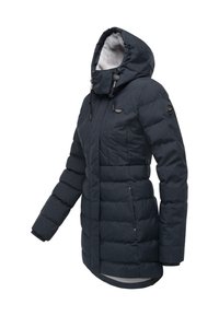 Sötét tengerészkék bélelt télikabát. Kapucnival, elöl cipzárral és patent gombokkal. Texturált anyag, steppelt mintával.