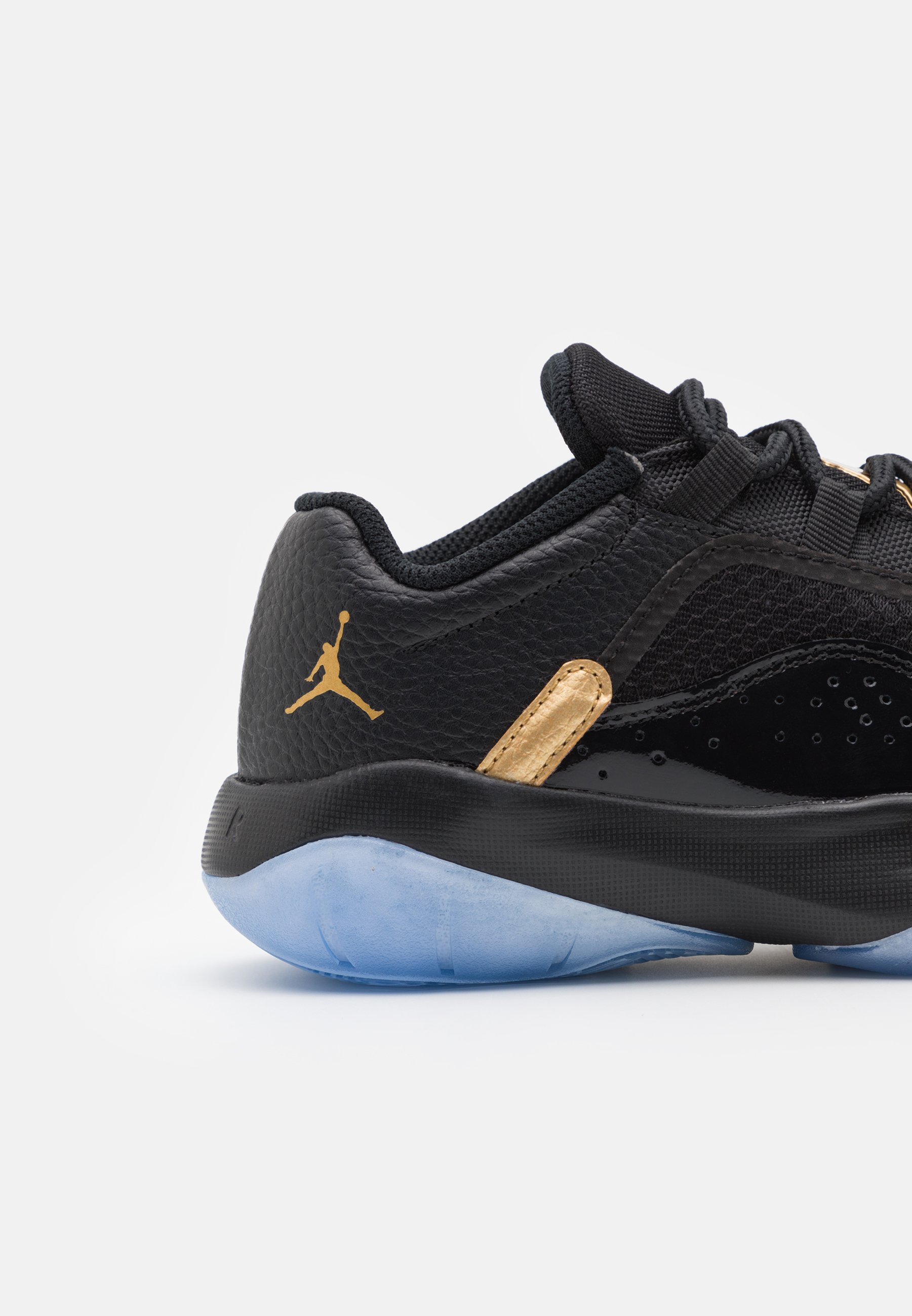 Jordan AIR 11 CMFT LOW UNISEX - Krepšinio batai - black/metallic gold/juoda  - Zalando.lt