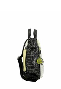 Mochila negra y gris con patrón de texto, acentos amarillos, correas ajustables y un llavero desmontable. Textura suave.