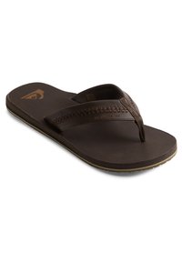 Brun flip-flop sandal med en teksturert stropp med dekorativ søm, en flat såle og en liten kurve ved tåen.