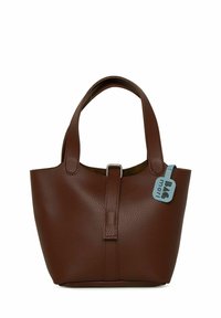 Borsa a spalla in pelle marrone dalla texture, con manici corti, dotata di una cinghia centrale e una fibbia in metallo, e un'etichetta blu con il logo "bag mori".