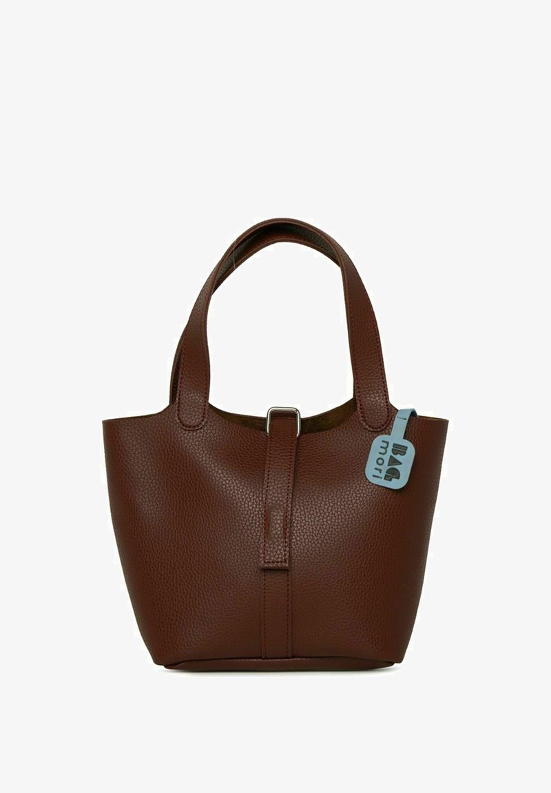 Brązowa torba tote z teksturowanej skóry, z krótkimi uchwytami, z centralnym paskiem i metalowym zapięciem oraz niebieską metką z logo "bag mori".