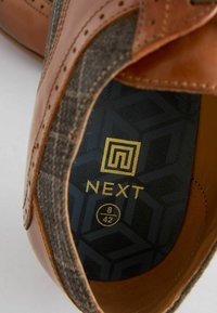 Next CHECK BROGUE REGULAR FIT - Derbies & Richelieus - tan brown