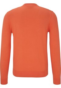 Oranges gestrickter Pullover mit langen Ärmeln, gerippten Bündchen und Saum. Glatte Textur, klassischer Rundhalsausschnitt und keine sichtbaren Muster oder Akzente.